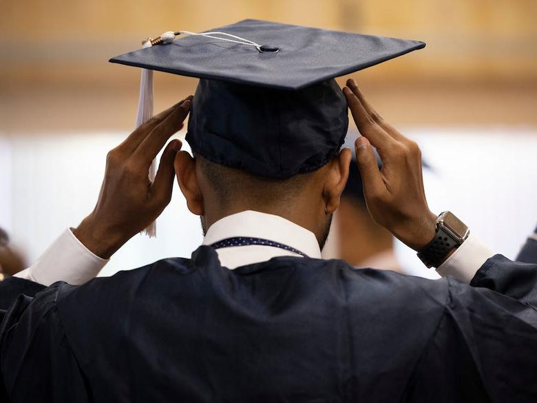 学生把毕业帽戴在头上
